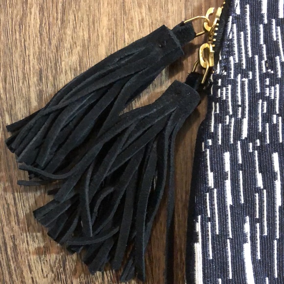 Bloom & Give Kavya Clutch - Picture 5 of 11